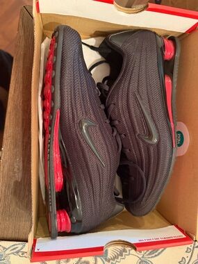 Nike Men's Black 7.5 women’s Athletic Running Shoes with Red Accents